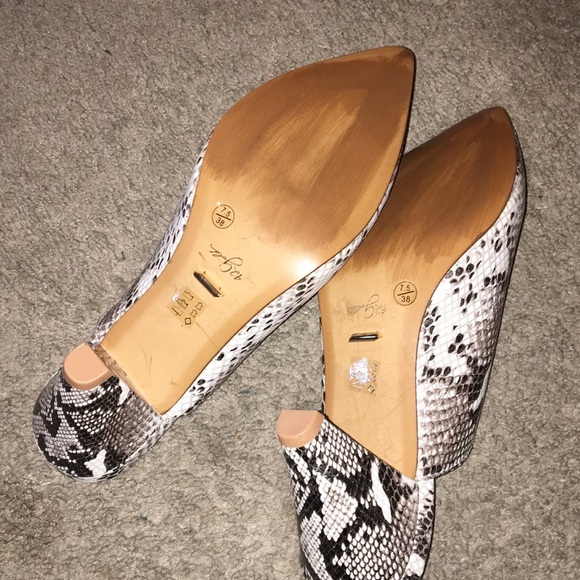 42 Gold Overcome Pointed Toe Snake Print Mule - Picture 6 of 7